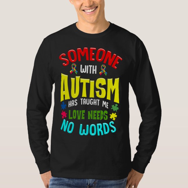 Camiseta Alguém Com Autismo Me Ensinou Que O Amor Não Preci (Frente)