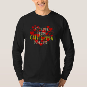 Camiseta Alguém da Califórnia me ama em corações apaixonado