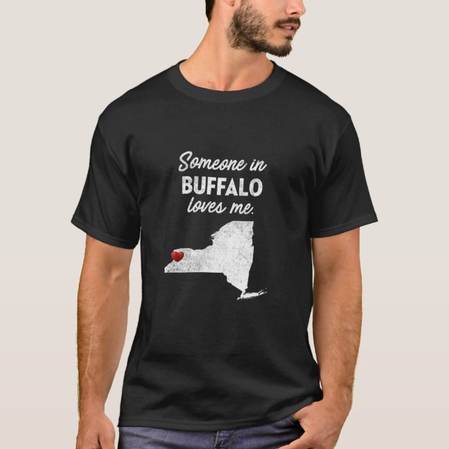 Camiseta Alguém Em Buffalo Me Ama Buffalo New York T Shi (Frente)