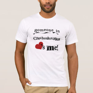 Camiseta Alguém em Checoslováquia ama-me