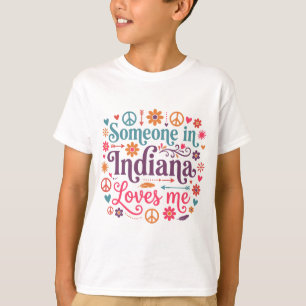 Camiseta Alguém em Indiana Me Ama Design Boho Hippie
