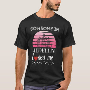 Camiseta Alguém Em Medellín Me Ama Viagem Cute Colombi