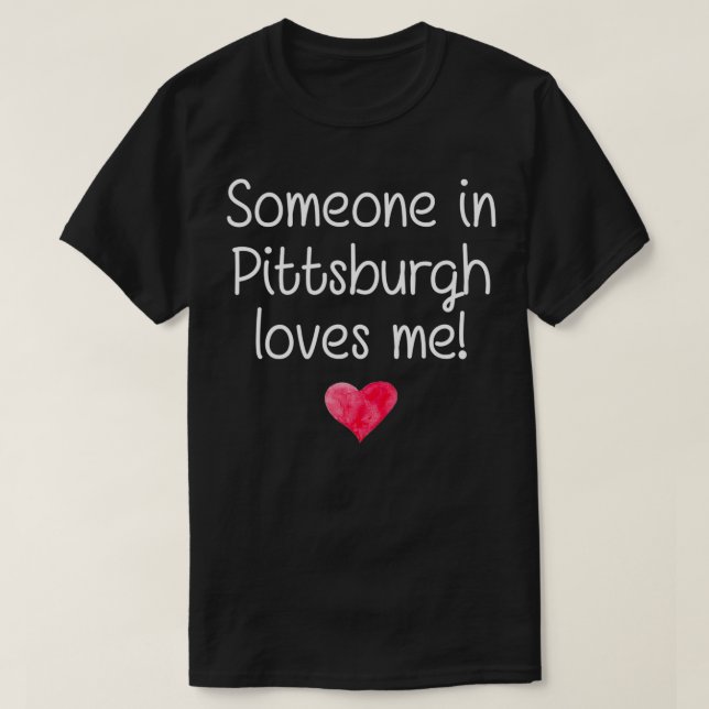 Camiseta Alguém Em PITTSBURGH PA PENNSYLVANIA Me Ama (Frente do Design)