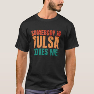 CAMISETA ALGUÉM EM TULSA ME ADORA RETRO PUNHAS ENGRAÇADAS
