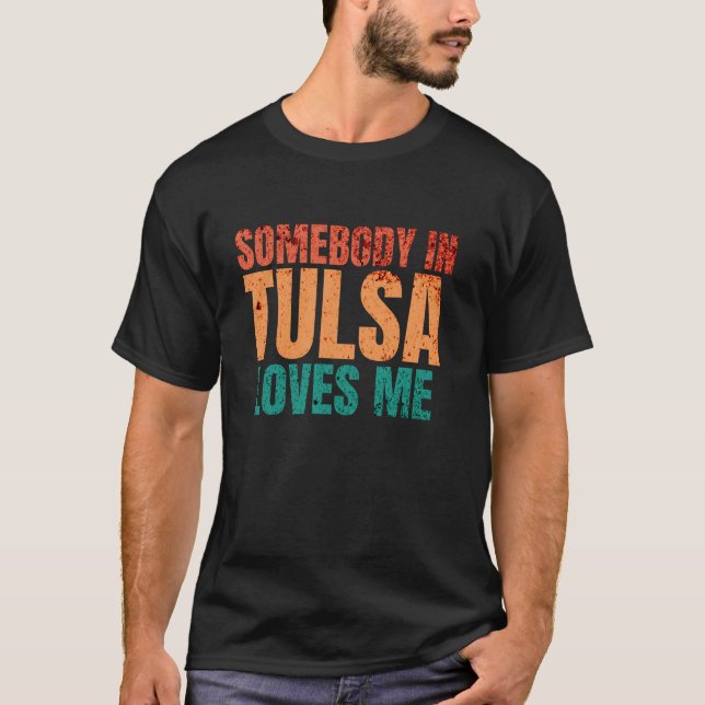 CAMISETA ALGUÉM EM TULSA ME ADORA RETRO PUNHAS ENGRAÇADAS (Frente)