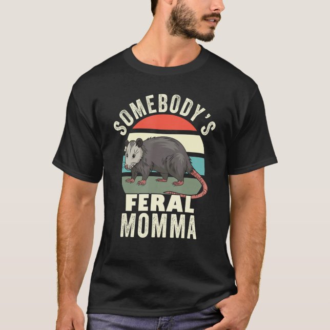 Camiseta Alguém Feral Momma Mãe Retro Feral Cat Mãe (Frente)