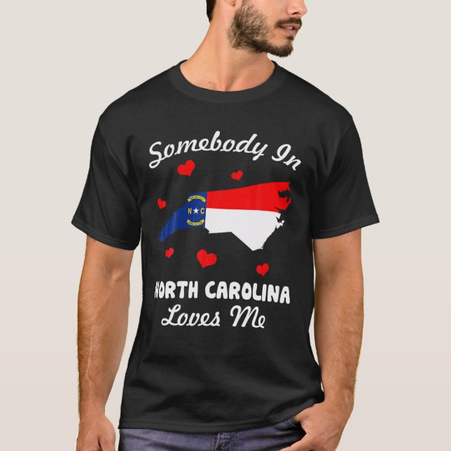 Camiseta Alguém Na Carolina Do Norte Me Ama Engraçado (Frente)