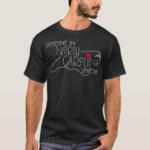 Camiseta Alguém Na Carolina Do Norte Me Ama Um Mapa De Esta