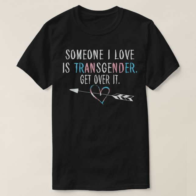 Camiseta Alguém Que Eu Amo É O Transgênero Trans Flag LGBTQ (Frente do Design)