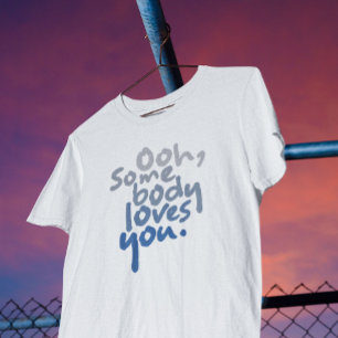 Camiseta Alguém Te Ama