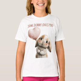 Camiseta Algum Coelhinho Ama Você com Balão de Coração