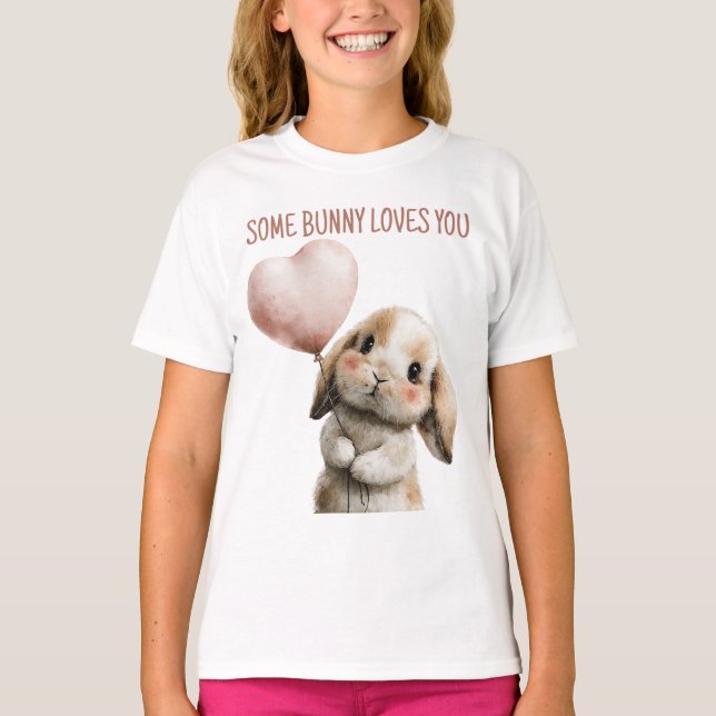 Camiseta Algum Coelhinho Ama Você com Balão de Coração (Frente)