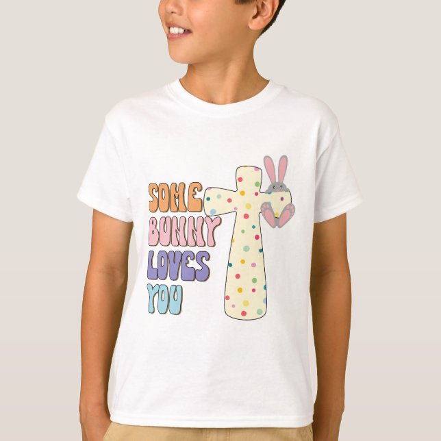 Camiseta Algum Coelhinho Ama Você - Páscoa (Frente)
