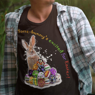 Camiseta Algum coelhinho está animado com a Páscoa!