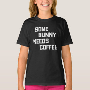 Camiseta Algum Coelhinho Precisa de Café