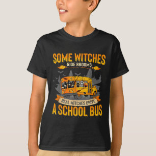 Camiseta Algumas Bruxas Andam de Vassoura Bruxas de Verdade