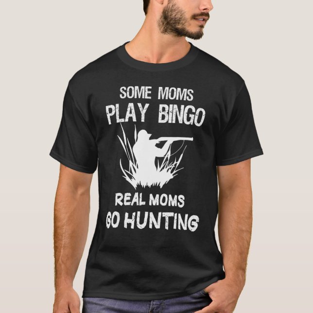Camiseta Algumas mães Jogam Bingo Real mães Vão Caça (Frente)
