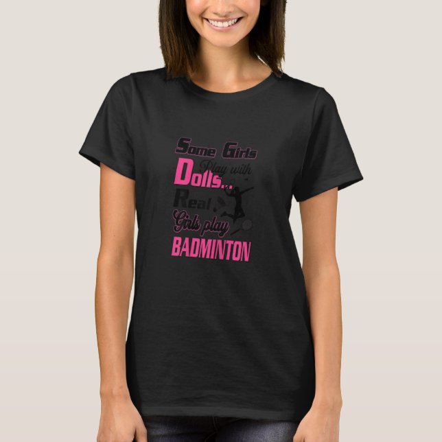 Camiseta Algumas Meninas Brincam Com Bonecas Meninas De Ver (Frente)
