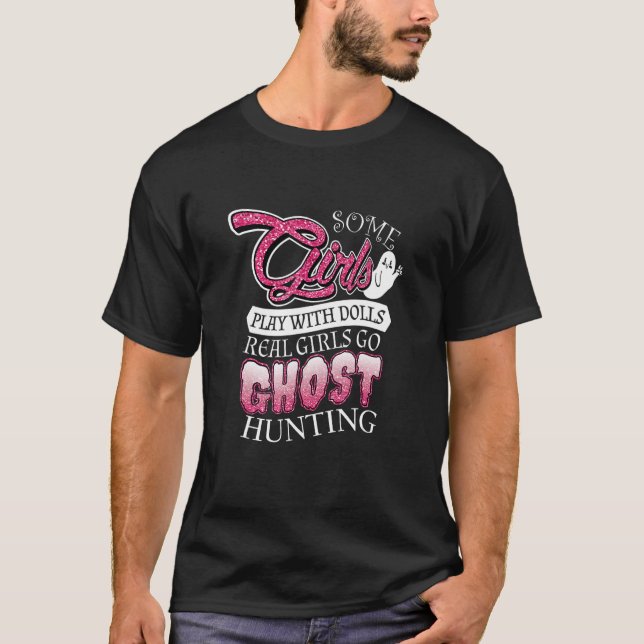 Camiseta Algumas Meninas Jogam Com Bonecas Algumas Meninas  (Frente)