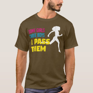 Camiseta Algumas Meninas Perseguem Meninos Que Pago Em Curs