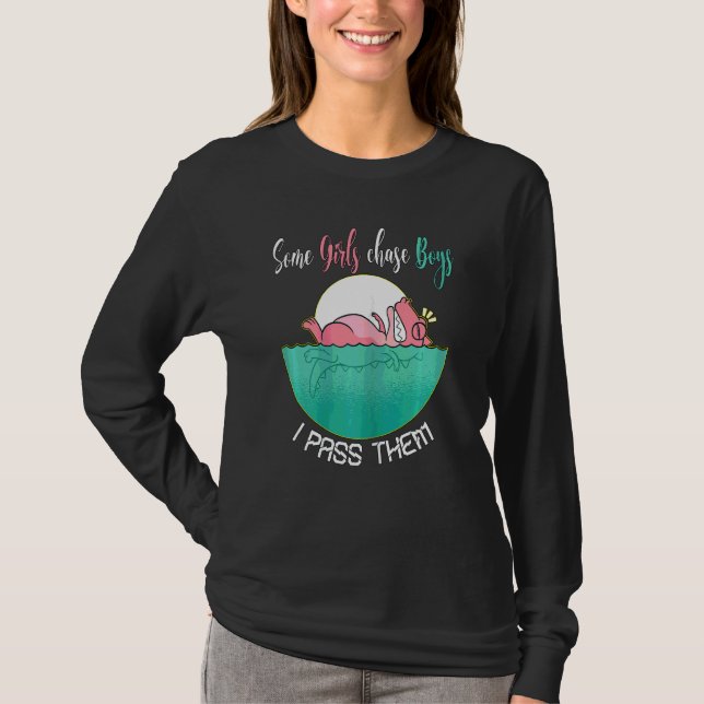 Camiseta Algumas Meninas Perseguem Rapazes Que Eu Pago Nada (Frente)