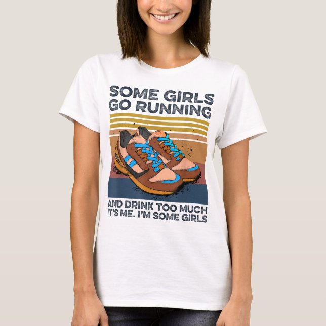 Camiseta Algumas Meninas Vão Correr E Bebem Muito Engraçada (Frente)