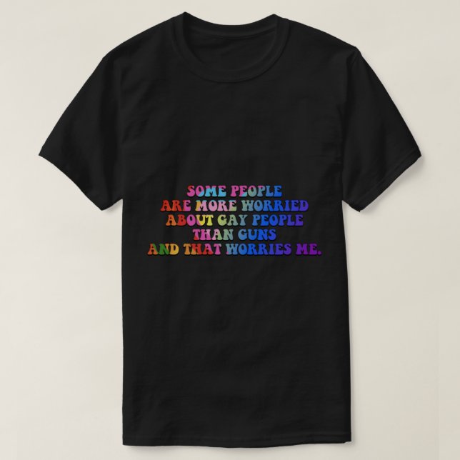 Camiseta Algumas Pessoas Estão Mais Preocupadas Com Gay do  (Frente do Design)