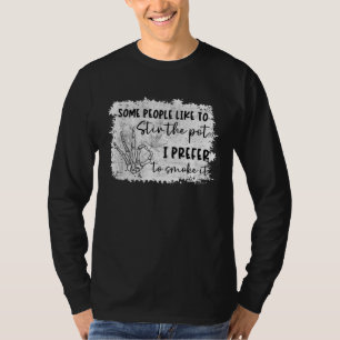 Camiseta Algumas pessoas gostam de mexer o caldeirão, eu pr