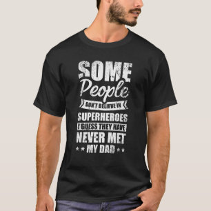 Camiseta Algumas Pessoas não acreditam em super-heróis Pai