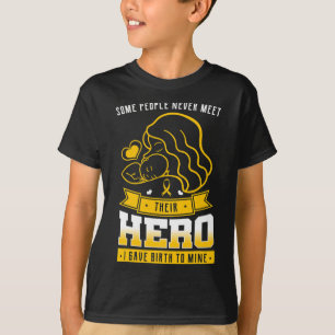 Camiseta Algumas Pessoas Nunca Encontram O Herói Deles.