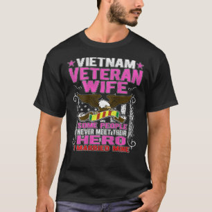 Camiseta  Algumas Pessoas Nunca Encontram Seu Herói Veteran