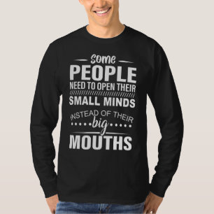 Camiseta Algumas Pessoas Precisam Abrir Suas Mentes Pequena