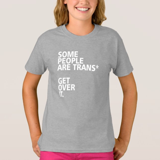 CAMISETA ALGUMAS PESSOAS SÃO TRANSVERSAIS*. (Frente)