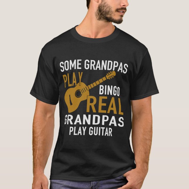 CAMISETA ALGUNS AVÓS JOGAM GUITAR BINGO REAL GRANDPAS (Frente)