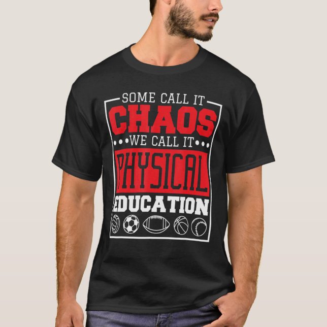 Camiseta Alguns Chamam De Caos Chamamos De Educação Física  (Frente)
