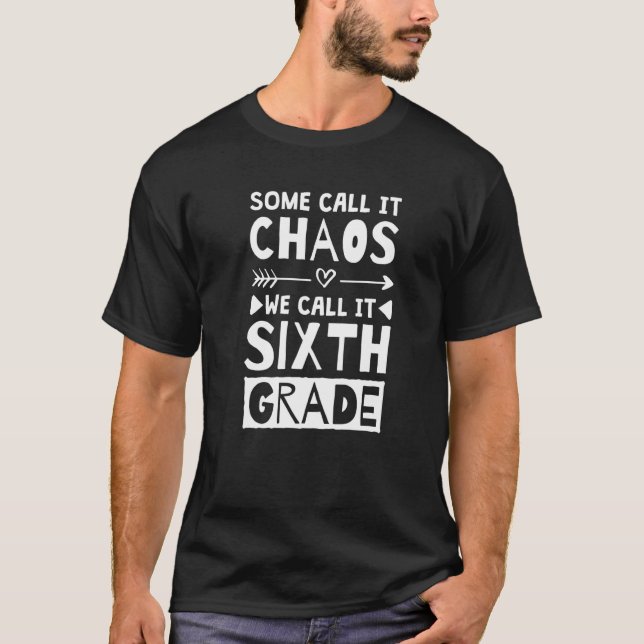 Camiseta Alguns Chamam De Caos Chamamos De Formando 6 do Se (Frente)