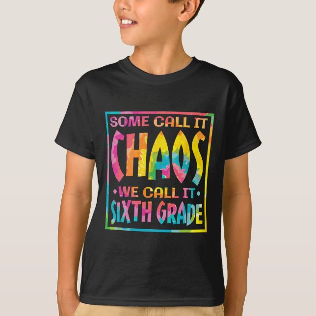Camiseta Alguns Chamam De Caos Chamamos De Sexto Grau (Frente)