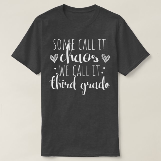 Camiseta Alguns chamam-lhe Caos Chamamos-Lhe Terceiro Grau  (Frente do Design)
