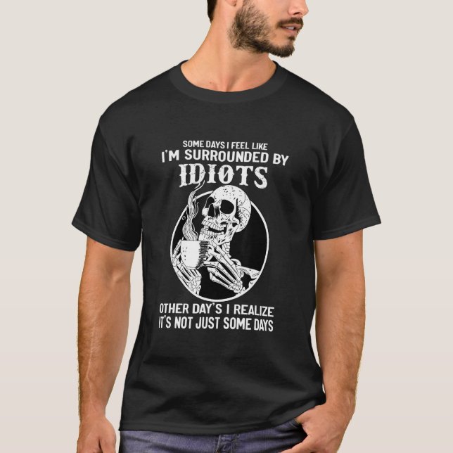Camiseta Alguns dias sinto que estou cercado por Idiotas Qu (Frente)