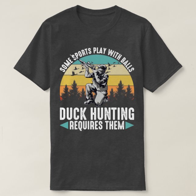 Camiseta Alguns Esportes Jogam Com Bolas Caçando Pato Reque (Frente do Design)