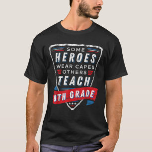 Camiseta Alguns Heróis Vestem Capacidades Outros Ensinam Te