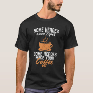 Camiseta Alguns Heróis Vestem Capas Alguns Fazem Seu Café