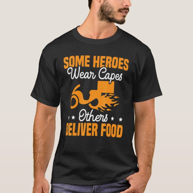 Camiseta Alguns Heróis Vestem Capturas Outros Entregam Comi (Frente)