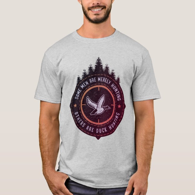 Camiseta Alguns homens caçam, outros caçam patos (Frente)