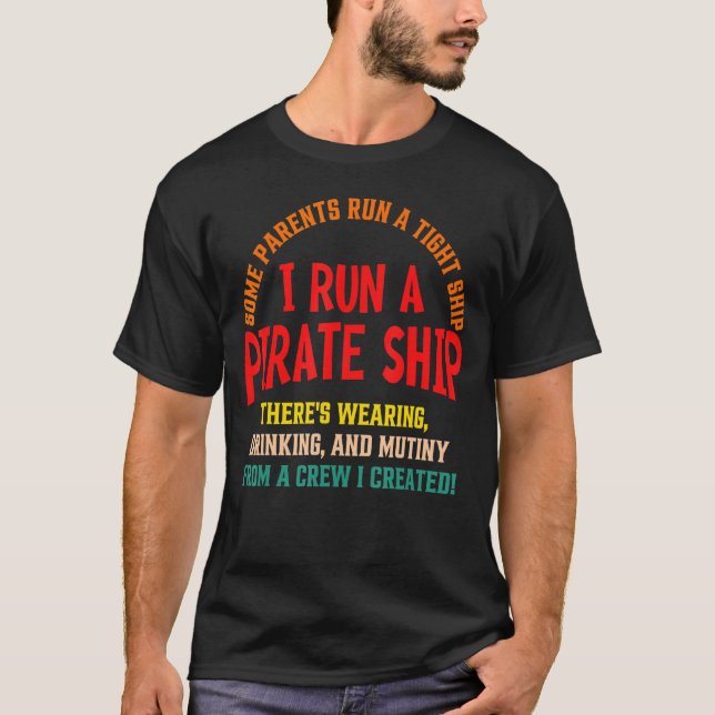 Camiseta Alguns Pais Executam Uma Embarcação Apertada. (Frente)
