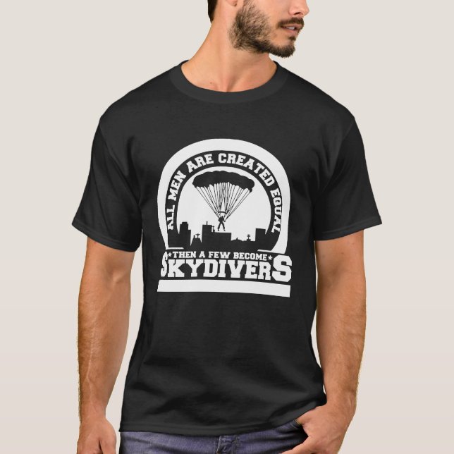 CAMISETA ALGUNS SE TORNAM SALTADORES DE PARAQUEDAS (Frente)