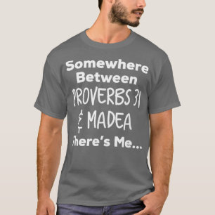 Camiseta Algures entre os Provérbios 31 e Madea Theres T