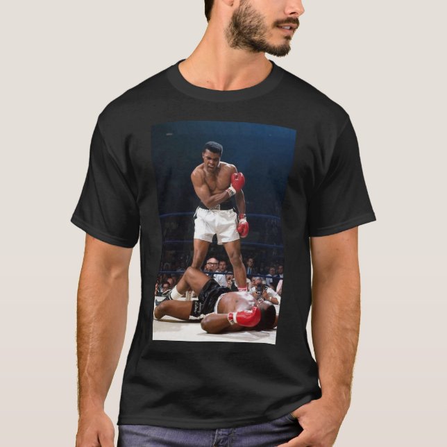 Camiseta Ali Mohammad Poster Essential T-Shirt (Frente)