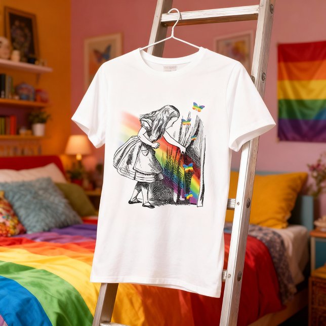 Camiseta Alice LGBT Na Vintage Maravilha (Full of charm vintage t shirt. Featuring the iconic image of Alice in the wonderland)