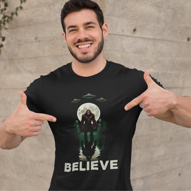 Camiseta Alien And Bigfoot Moon  (Criador carregado)